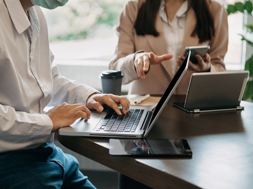 Profesionales aplicando lo aprendido en el curso