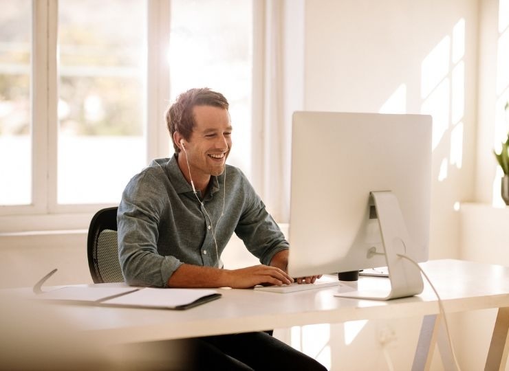 Profesional trabajando con su ordenador
