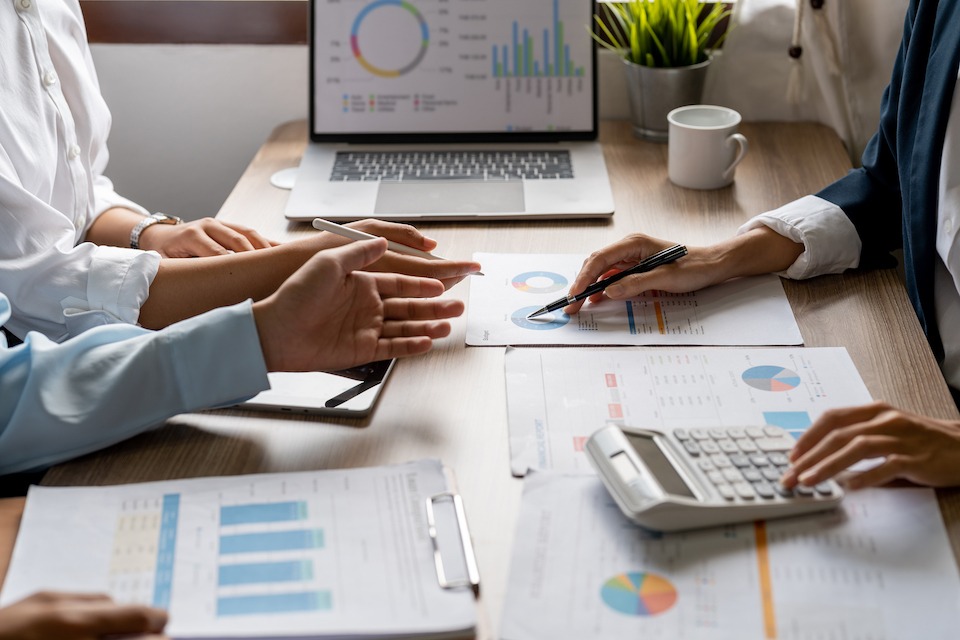 Equipo analizando informes financieros