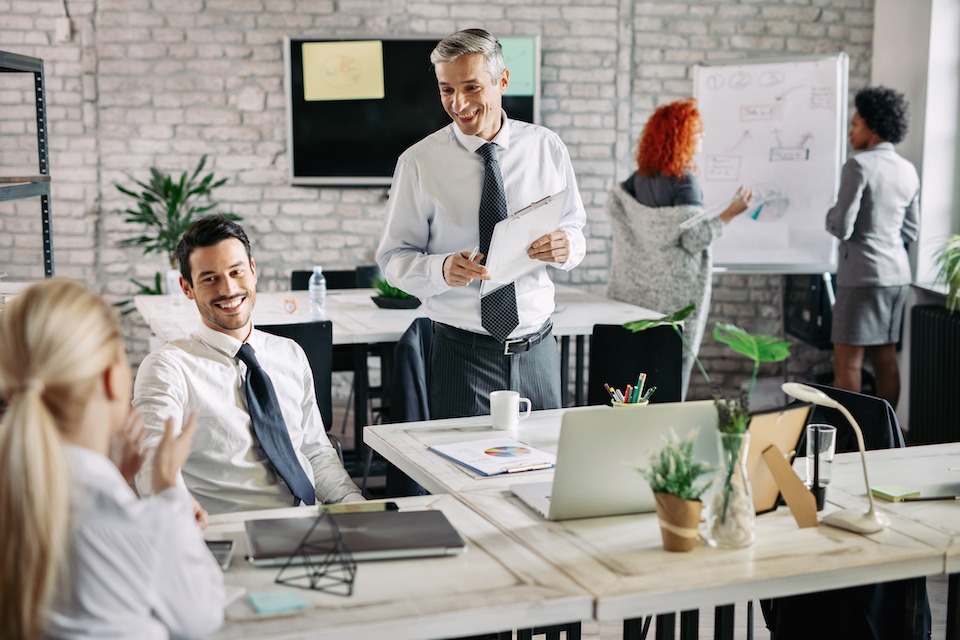 Equipo de una pequeña empresa en una reunión