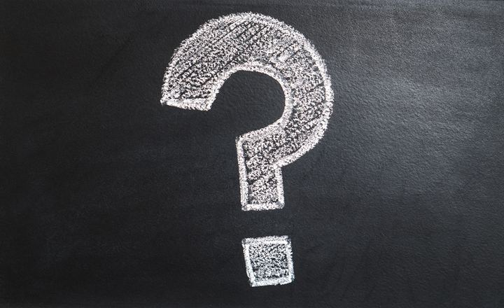 Signo de interrogación dibujado con tiza
