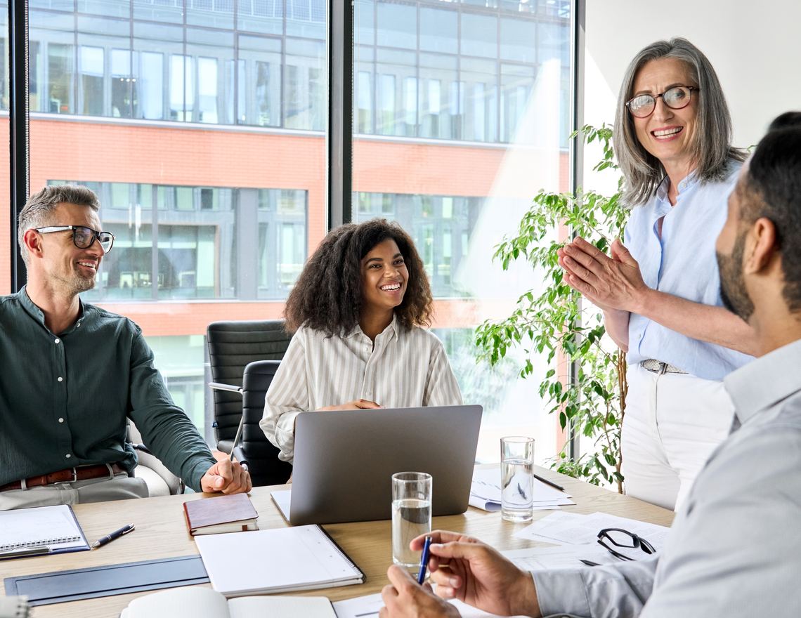Equipo de profesionales trabajando juntos en un proyecto